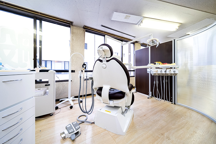 村田歯科医院  横浜市西区 矯正や説明の際に使用する半個室ユニットも備える