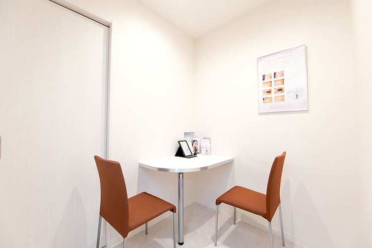 あざみ野駅前形成外科 横浜市青葉区 プライバシーにも配慮されたカウンセリングルーム