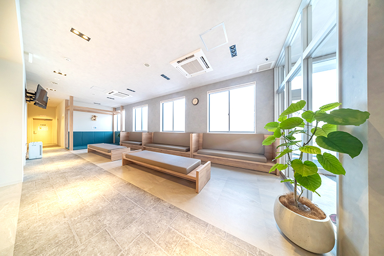 上尾すぎやま耳鼻咽喉科 上尾市 カフェのような院内空間で、リラックスして過ごせる待合室