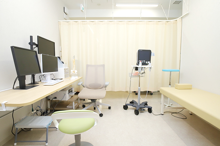 やまなか整形外科クリニック 枚方市 患者の主訴を聞き、日々の生活に寄り添った治療を心がけている