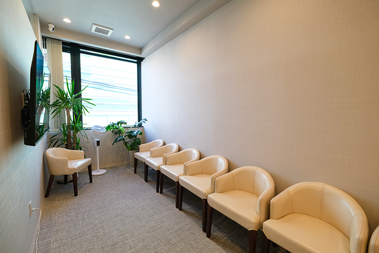 まつだ歯科医院 神戸市兵庫区 明るい光が差し込むやわらかい印象の院内
