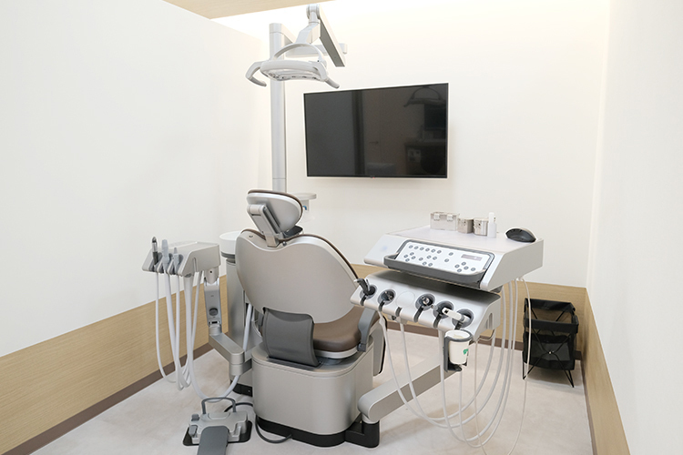 ソラーレ歯科・矯正歯科 そよら横浜高田院 横浜市港北区 診療室。患者の気持ちに親身に寄り添うことを心がける