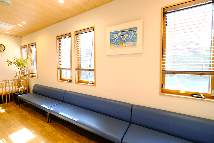 ふじわら小児科 横浜市金沢区 日光が差し込む院内