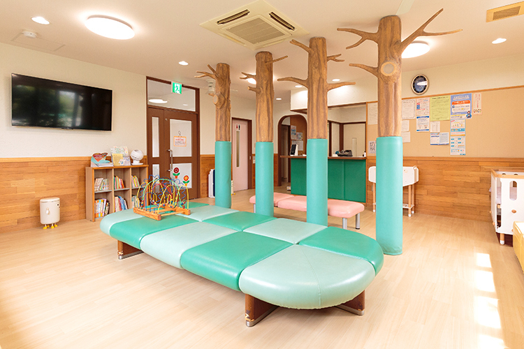 はりあかこどもファミリークリニック 加古郡播磨町 鮮やかな緑色が印象的な待合室