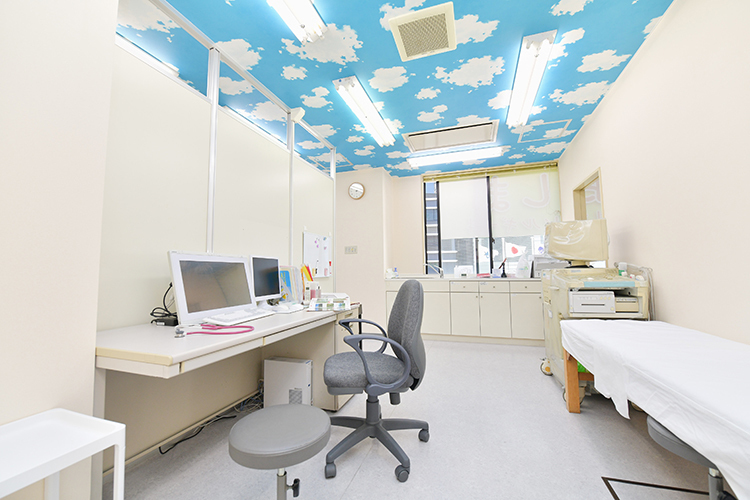 おおしま小児科アレルギー科 豊田市 青空の天井が特徴的な診療室