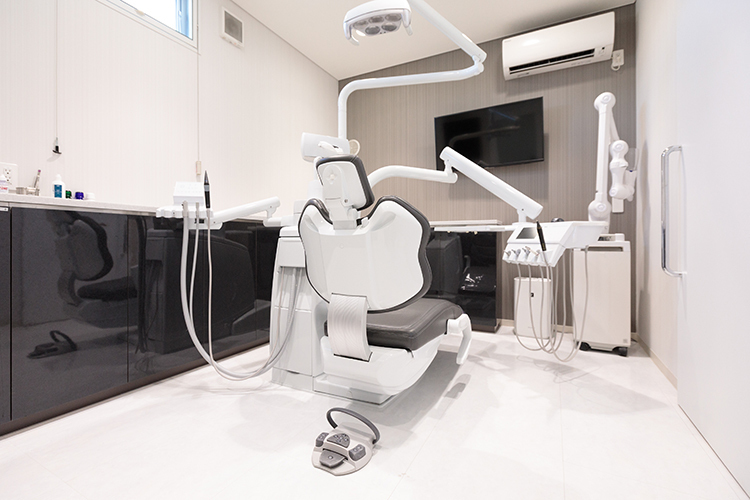 ひらいデンタルパートナーズ 羽村市 広々とした診察室は車いすやベビーカーでも入れる