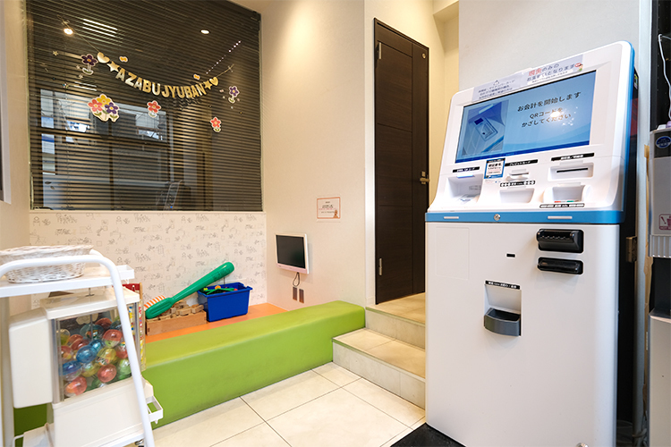 麻布十番の歯医者さん・矯正歯科 港区 診察室に隣接するキッズスペース、ガラス窓越しに見守りができる