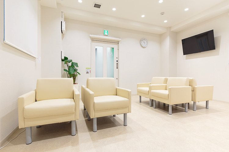 レディウェル神戸クリニック 神戸市中央区 広々とした待合室は、プライバシーへの配慮も徹底している
