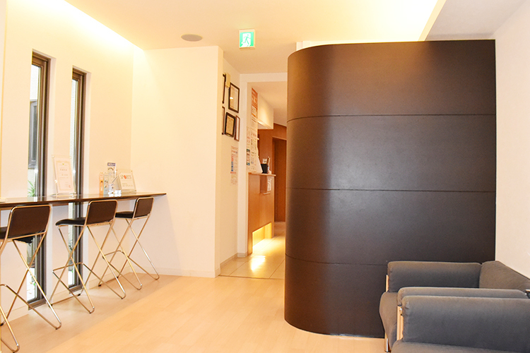 畑下歯科医院 奈良市 待合の一角にはパーティションを設えプライバシーを大切に