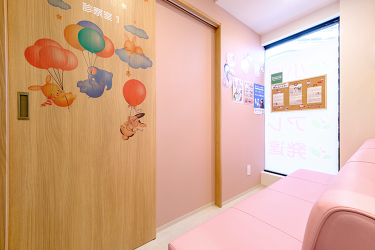 勝どき駅前ネネクリニック 中央区 子どもも安心できる、やさしい雰囲気の空間