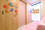 勝どき駅前ネネクリニック 中央区 子どもも安心できる、やさしい雰囲気の空間