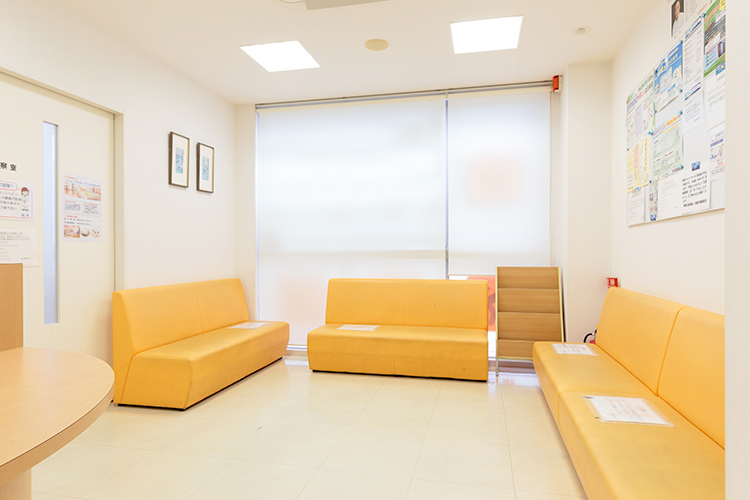 細井整形外科 神戸市東灘区 明るい雰囲気の待合