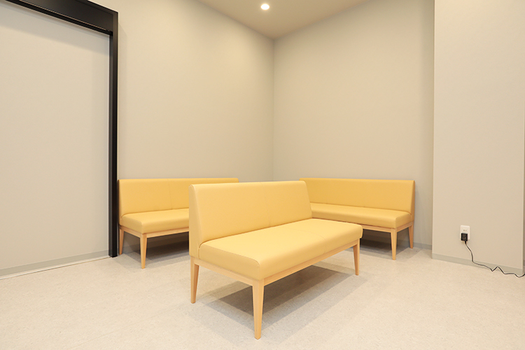 あおぞら内科ホームクリニック 大阪市平野区 スタイリッシュな待合室