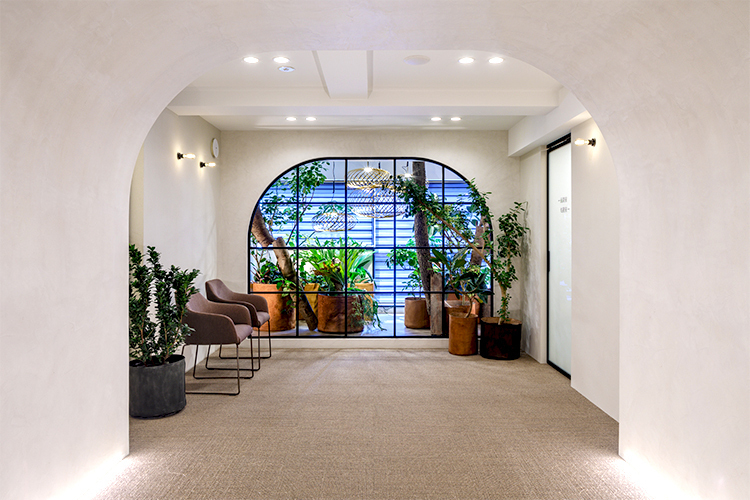 北参道こころの診療所 渋谷区 チャペルのような雰囲気の待合室