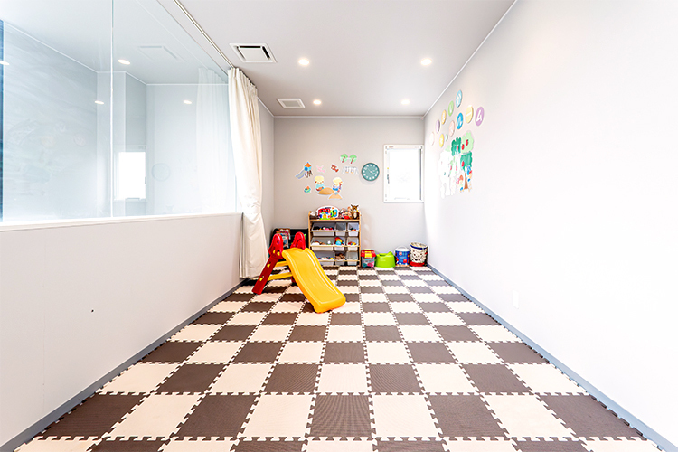 田島歯科矯正口腔外科クリニック 久留米市 一般的なキッズスペースに加え、未就学児向けのスペースもある