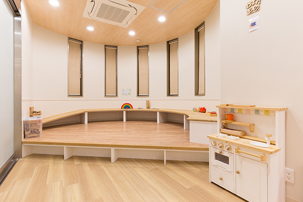 あんずこどもクリニック 宝塚市 木のぬくもりが感じられるキッズスペース