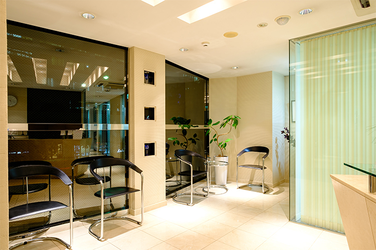 西山デンタルオフィス 港区 同院の床や壁には本物の大理石を使用している