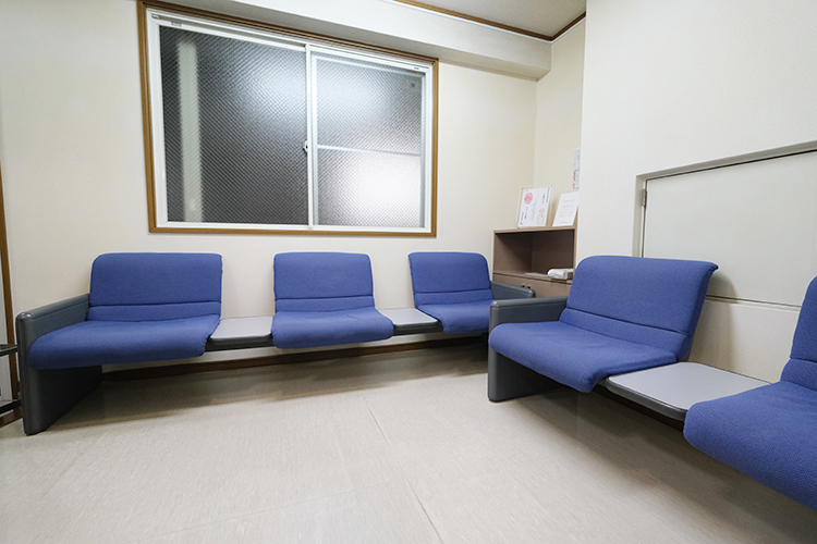 与那嶺歯科医院 尼崎市 ゆったりと過ごせる待合室