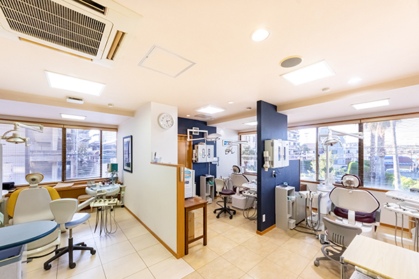 村田歯科クリニック 春日部市 各スペースが広々としており、明るく開放感のある院内