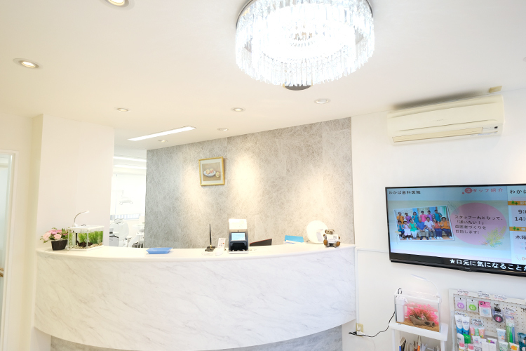 わかば歯科医院 鶴ヶ島市 白を基調としており、照明が目を引く待合室