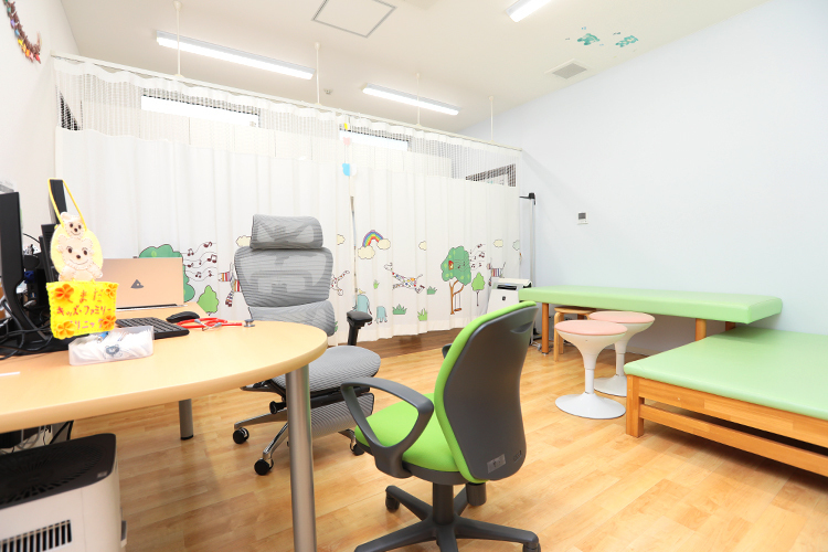 くまだキッズ・ファミリークリニック 守山市 診察室は複数あり、発熱や慢性疾患など状況で使い分けている