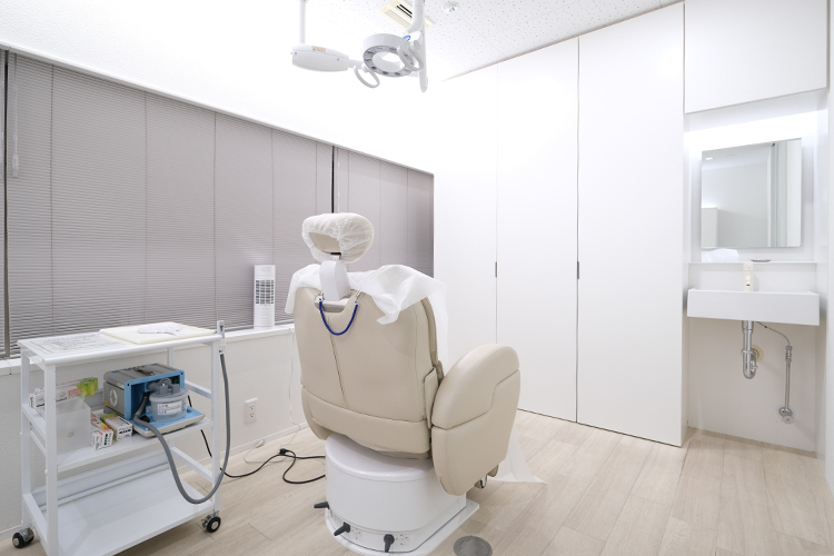 ひとしデンタルクリニック 台東区 完全個室のユニット、プライバシーへの配慮がうれしい