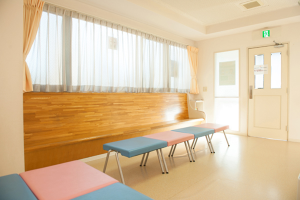 清水小児科内科医院 小平市 待合室は広々とし、明るい自然光が差し込む