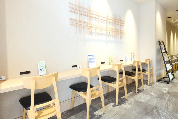 ふじさわ脳とからだのクリニック 脳神経外科・内科 藤沢市 カフェのようなおしゃれな待合室