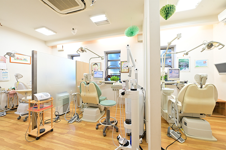 歯科ワタナベ医院 世田谷区 広々としたゆとりのある診察室。木を用いた温かい雰囲気が魅力