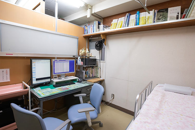 三鷹痛みのクリニック 三鷹市 落ち着いた雰囲気の診療室