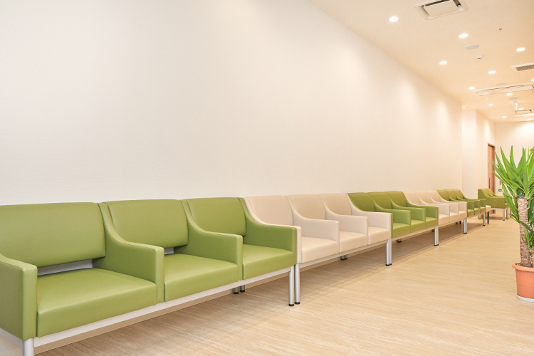 はなぶさ脳神経外科・皮ふ科クリニック 西宮市 広々と明るい院内