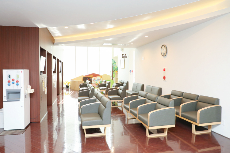 増田内科整形外科医院 福岡市東区 ゆったりとした待合室で清潔感もある