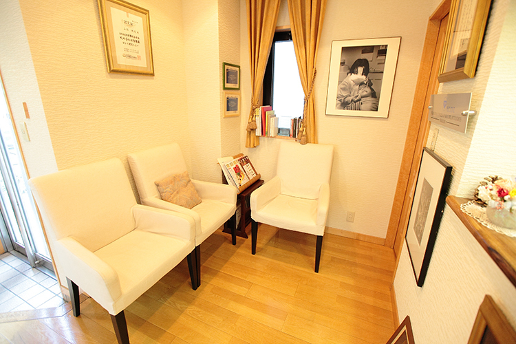 上川歯科医院 江東区 待合室もリラックスできるスペースになっている
