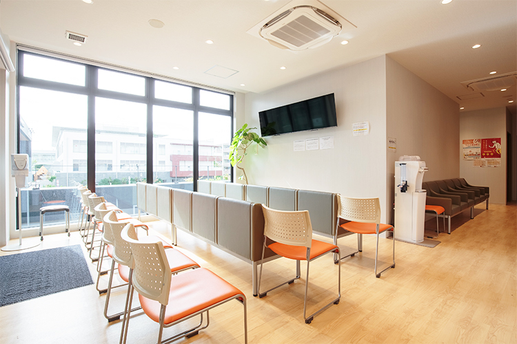芦屋うえだ整形外科クリニック 芦屋市 大きな窓からは自然光が差し込む