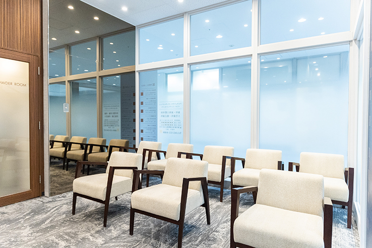 馬車道アイランドタワー歯科 横浜市中区 白と木目調を基調にした院内