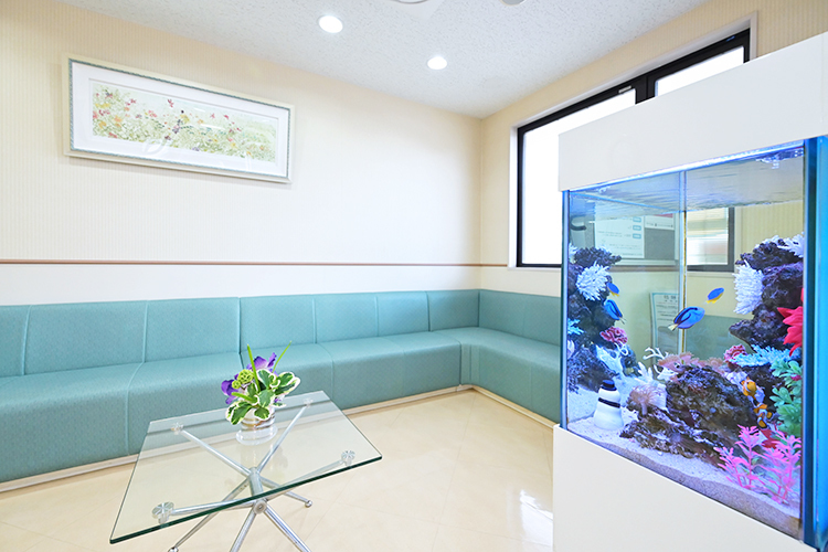 真野内科クリニック 吹田市 待合室には水槽があり、癒やしの空間が広がる