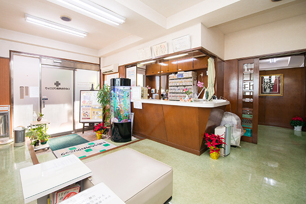 いのうち内科クリニック 横浜市緑区 木をふんだんに使用した落ち着いた待合室