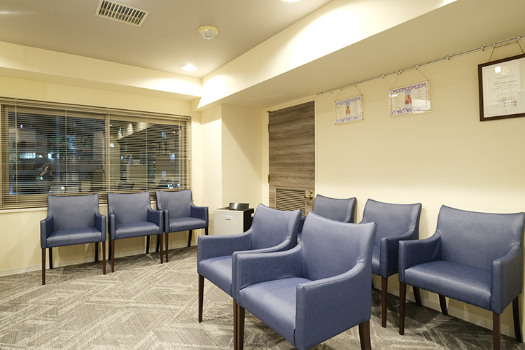 誠敬会クリニック横浜 横浜市西区 待合室にはリラックスできる空間が広がる