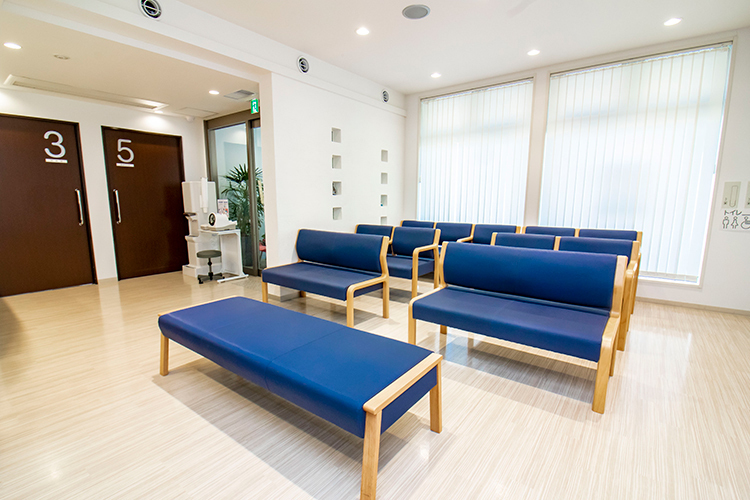 糖尿病内科まつだクリニック 神戸市西区 待合は広々とした落ち着いた空間