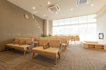 瀬戸みずの坂内科クリニック 瀬戸市 コンセントとキッズスペースも完備した落ち着いた色合いの待合室