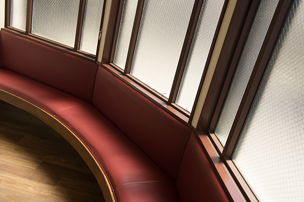 辻田外科クリニック 大阪市東淀川区 待合スペースは患者同士の交流の場にも