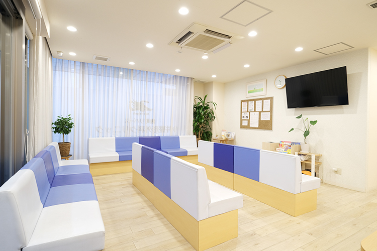 麹町リバース 今井整形外科クリニック 千代田区 泉を意識した椅子が設置された広々とした待合室