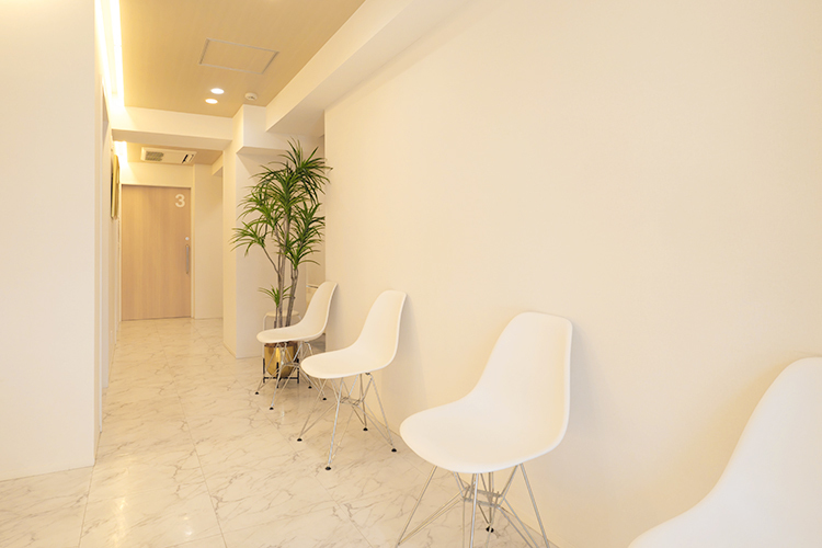 世田谷調布大友内科リウマチ科千歳烏山院 世田谷区 白を基調とした温かみのある雰囲気の院内