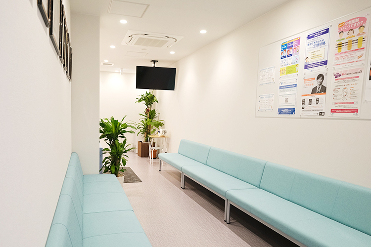 大阪住吉うえしま内科・消化器クリニック 大阪市住吉区 優しい雰囲気のある広々とした待合室