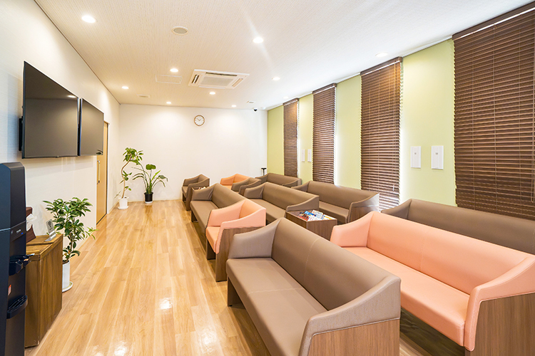 とかみ眼科 宇都宮市 待合スペースには、自由に使用できるコンセントブースも用意