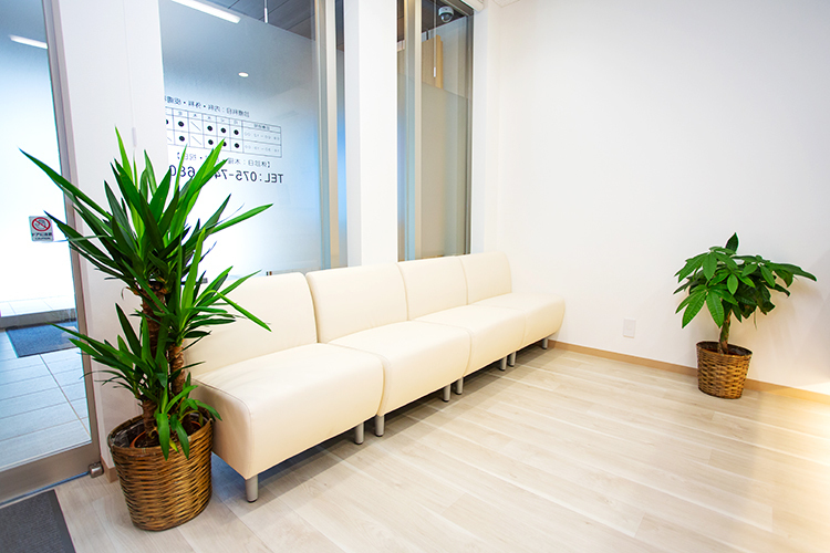 かたおか内科外科クリニック 京都市上京区 待合スペースには白いソファーがあり、ゆったりと過ごせる