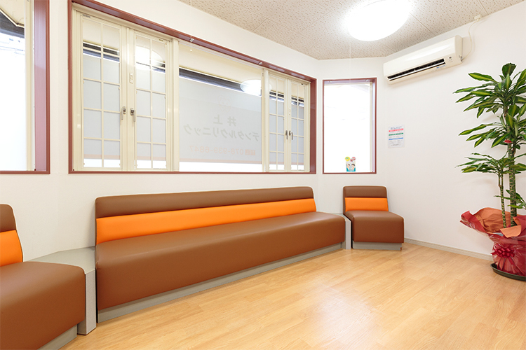 井上デンタルクリニック 神戸市西区 温かみを感じられる待合室