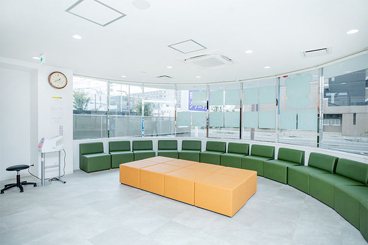 みしま内科・糖尿病クリニック 泉大津市 広々とした待合室。白を基調とした清潔感ある空間