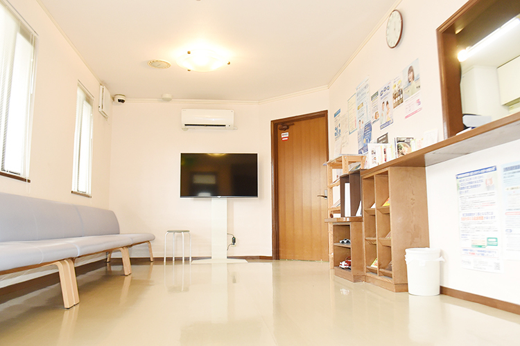 おおつか医院 生駒市 白を基調に明るく広い受付＆待合