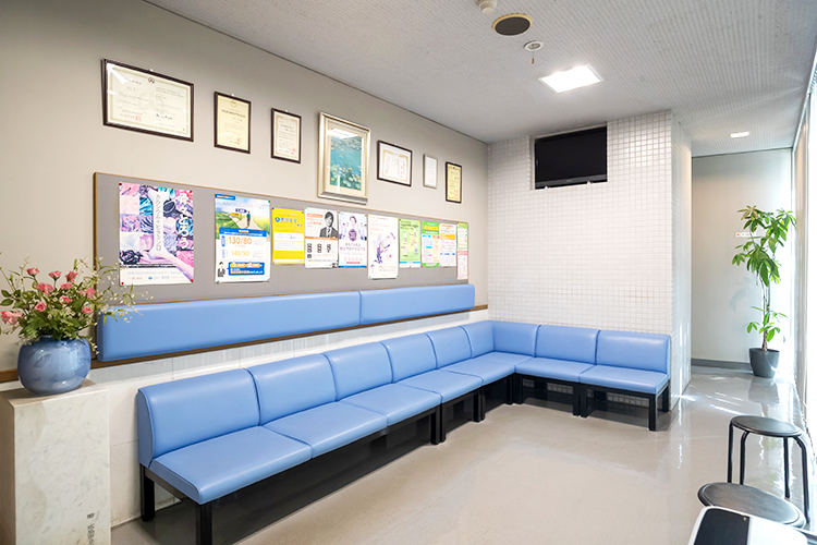 もりお内科 広島市中区 植物や白いタイルが映える待合室